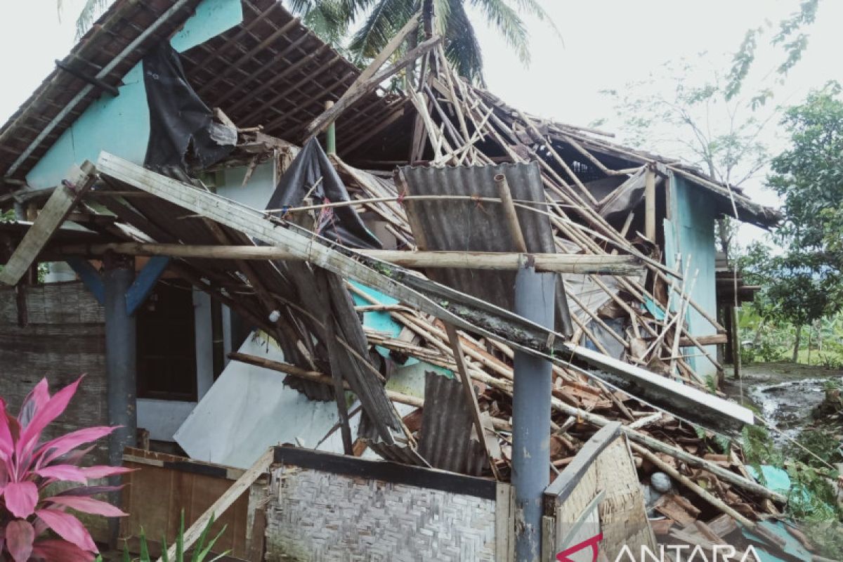 Satu keluarga di Sukabumi mengungsi akibat rumahnya tertimpa pohon