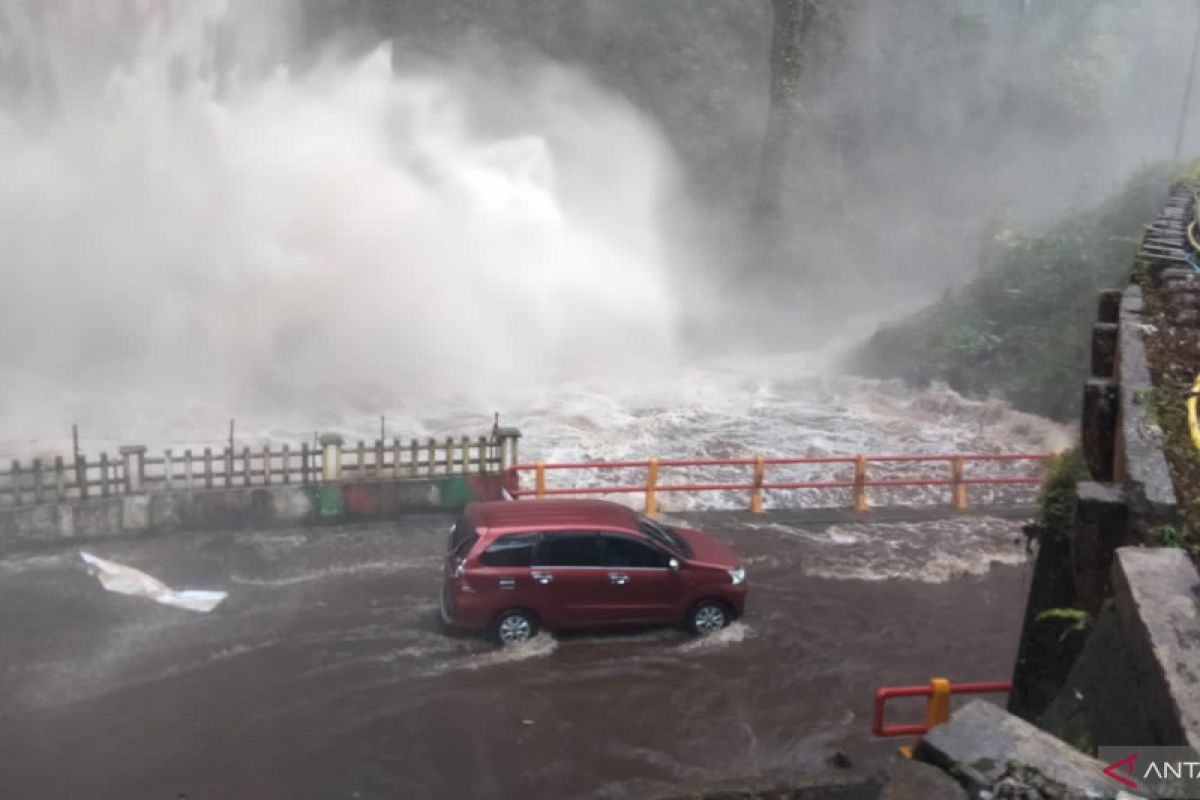 Ruas jalan lintas Sumbar-Riau tertutup luapan aliran air terjun Lembah Anai