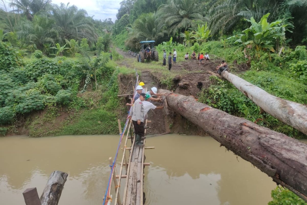 Warga Desa Petangis Kabupaten Paser bangun jembatan darurat