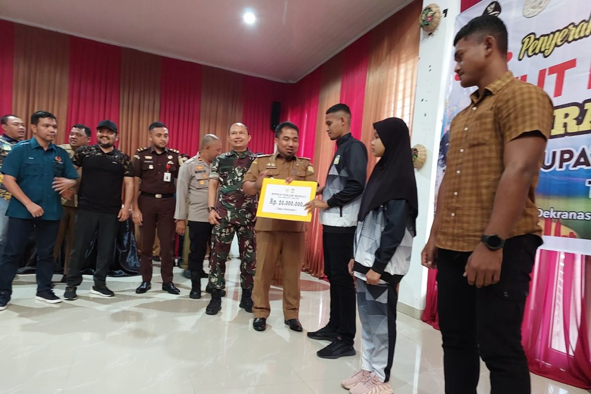 Pemkab Aceh Besar serahkan bonus atlet PORA Rp3,6 miliar