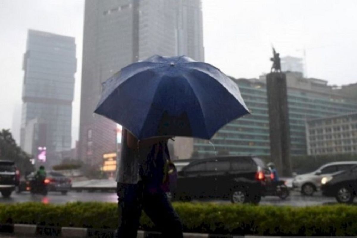 Hujan ringan diprakirakan mendominasi cuaca Indonesia hari ini