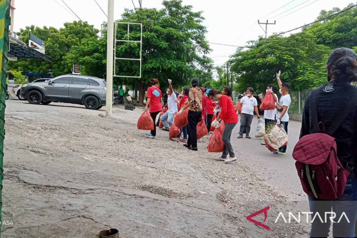 Warga Kota Kupang tangani sampah dukung gerakan HPSN 2023