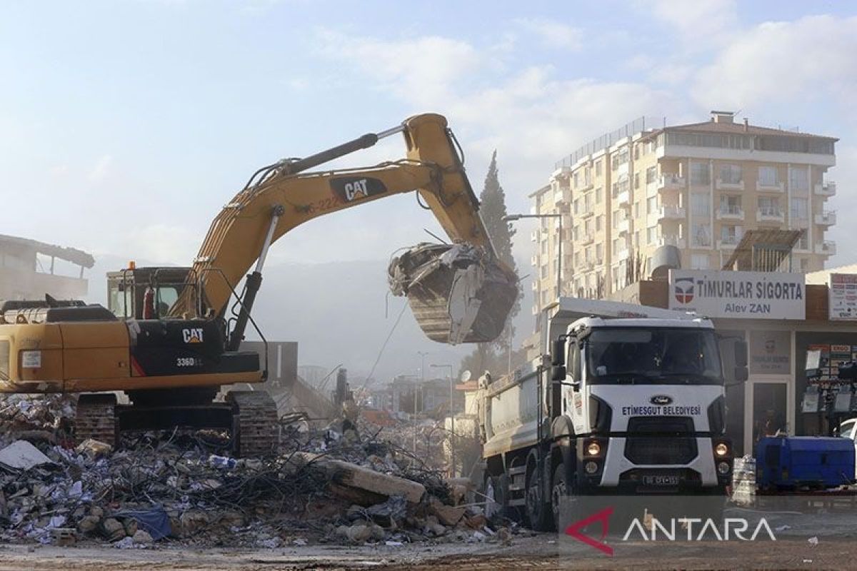 Tiga orang dilaporkan meninggal, ratusan terluka akibat gempa terbaru di Turki
