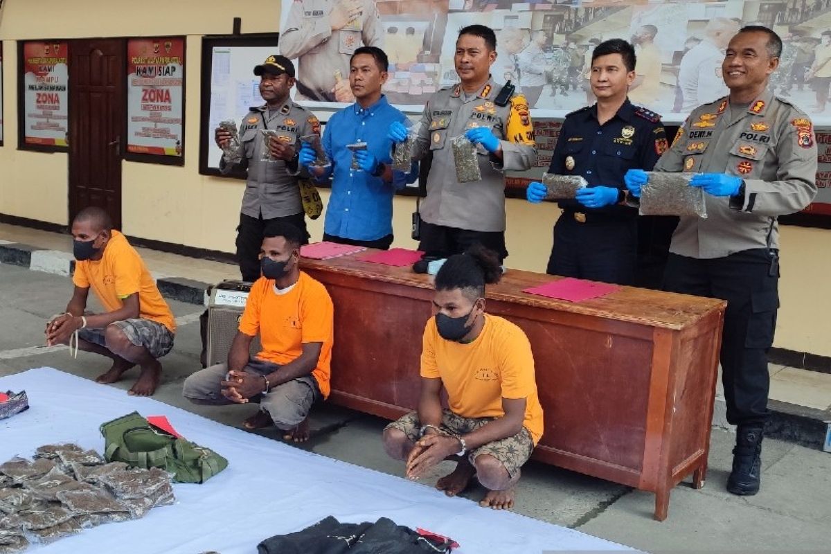 Polisi tangkap tiga warga PNG membawa 11 kg ganja di perbatasan RI-PNG