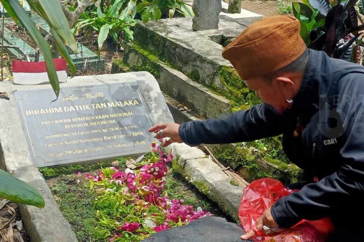 Bendera Merah Putih penanda di makam pahlawan Tan Malaka hilang