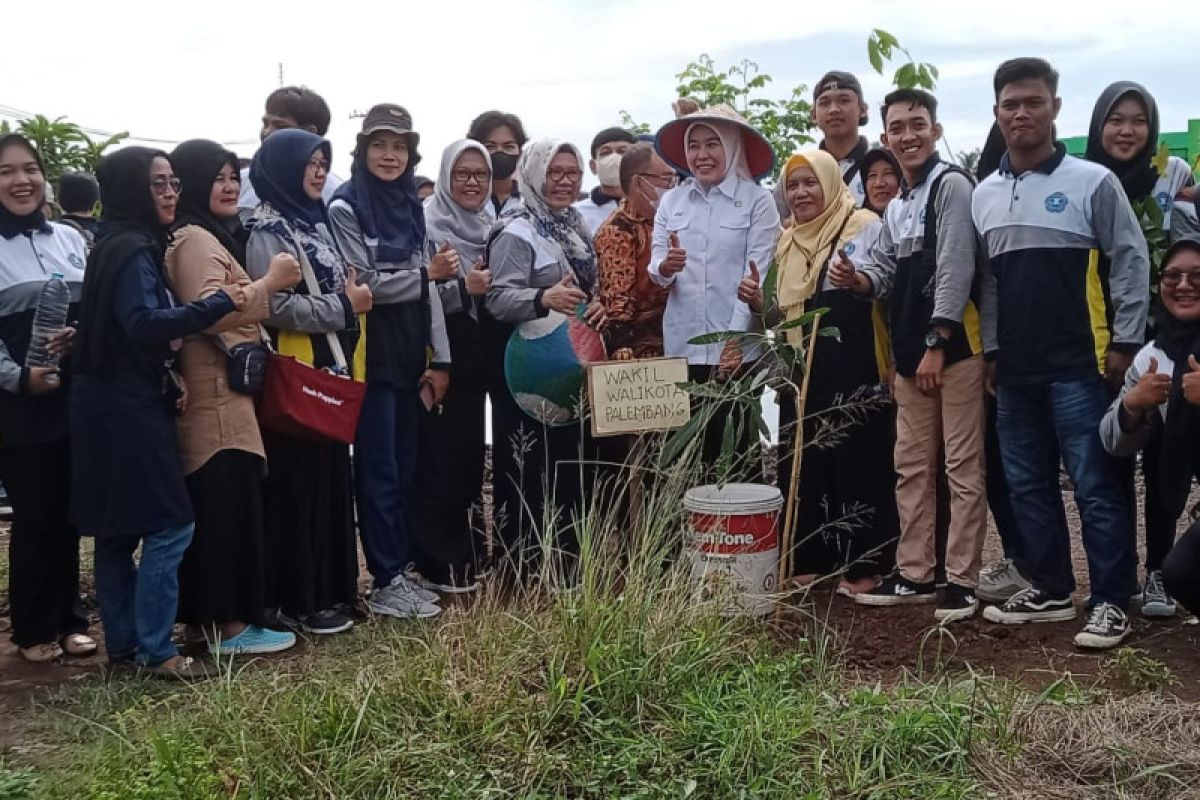 Pemkot Palembang-Universitas Tridinanti tanam 2.100 pohon penghijauan di kawasan kolam retensi