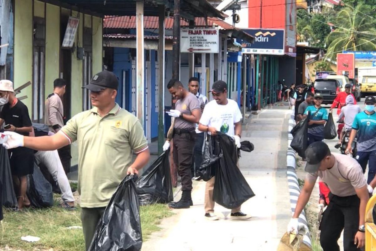 Komunitas warga Kaimana peringati HPSN dengan membersihkan sampah