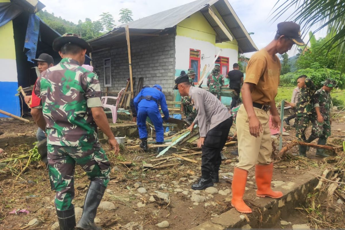 Polres Gorontalo Utara bersihkan desa terdampak banjir