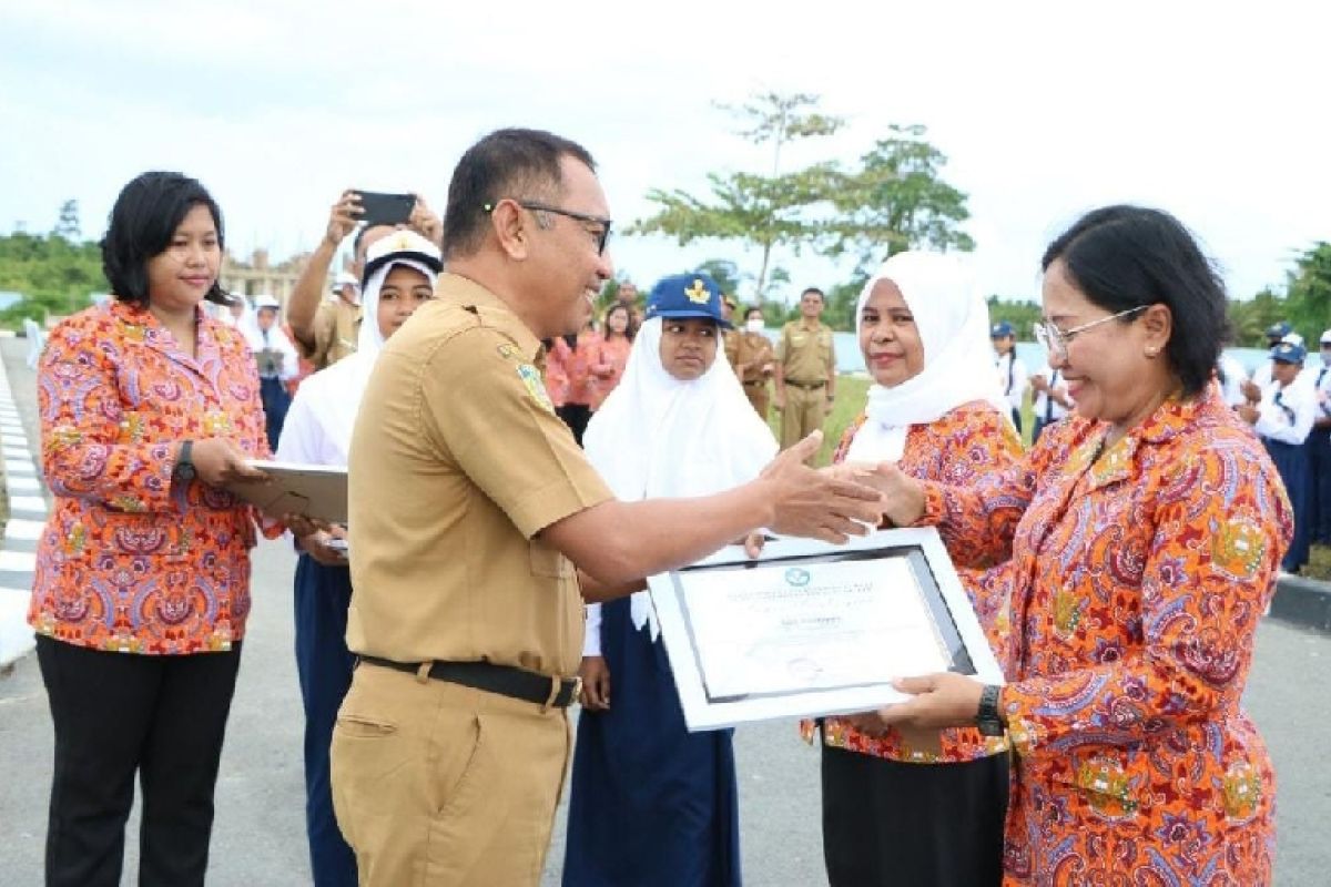 Disdikbud Biak berikan penghargaan guru berprestasi SMP Angkasa