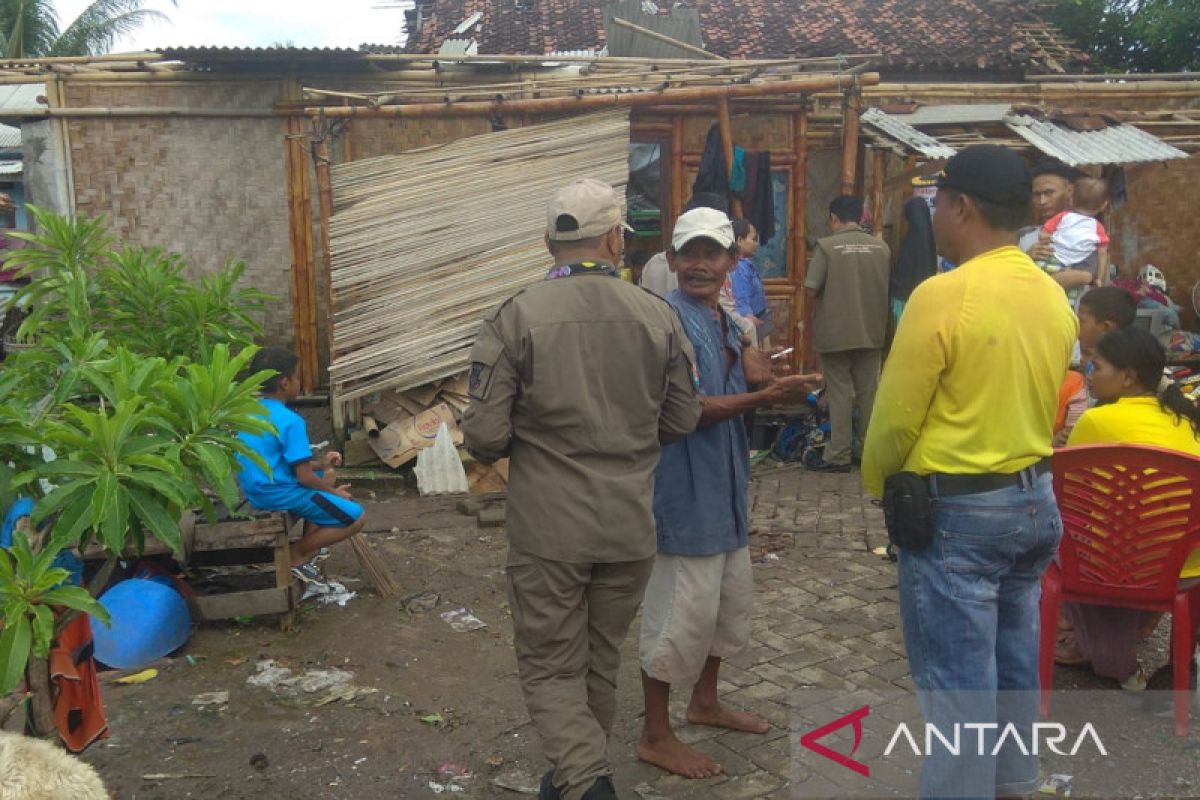 Puluhan warga korban bencana angin kencang di Kabupaten Tangerang mengungsi