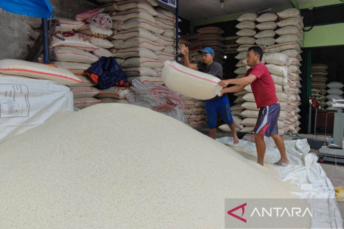 Harga beras di Pasar Induk Cipinang berangsur turun