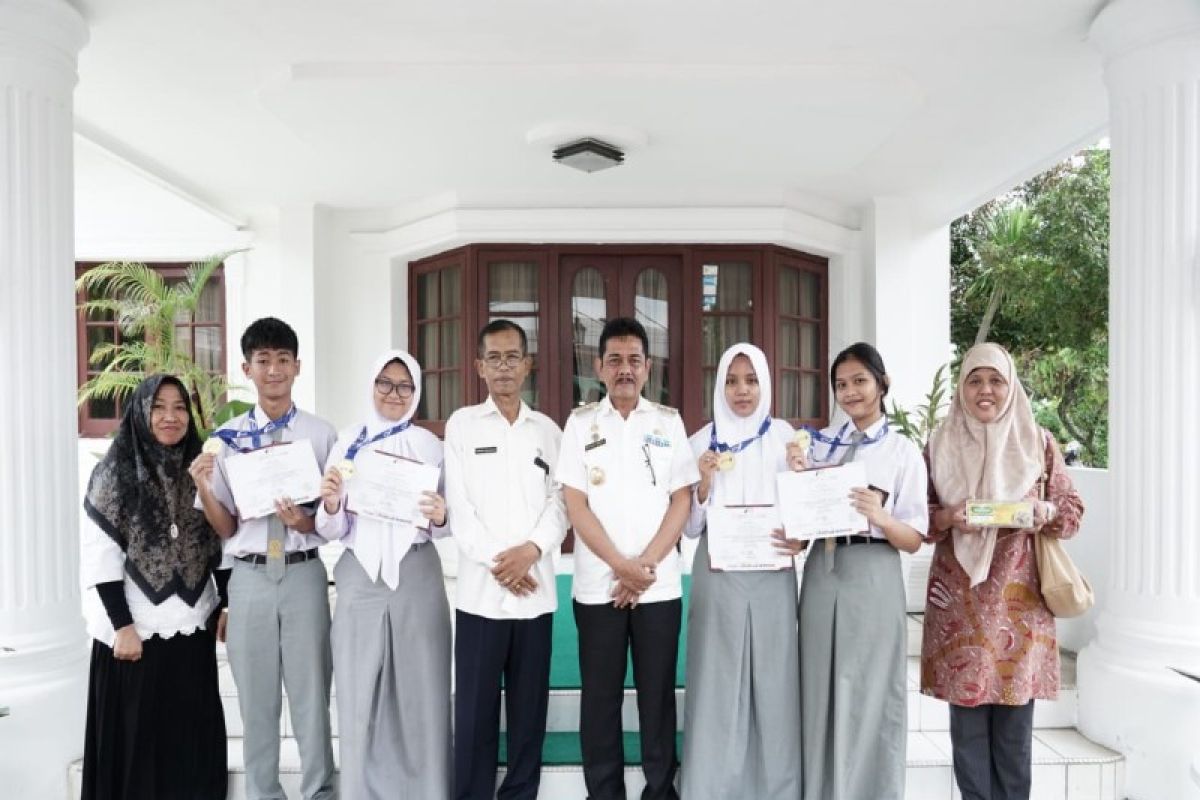 Pemkot apresiasi 4 siswa SMA 1 Tebing Tinggi raih medali emas AISEEF di Semarang