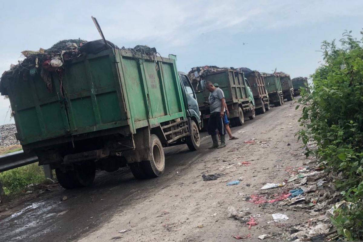 Keterbatasan alat jadi penyebab antrean truk sampah di TPA Suwung
