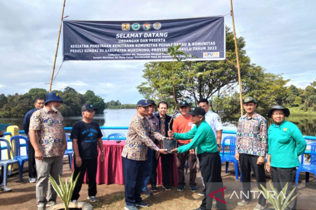 BWS-Kelompok Pedulu Danau tanam pohon di Danau Nibung Mukomuko