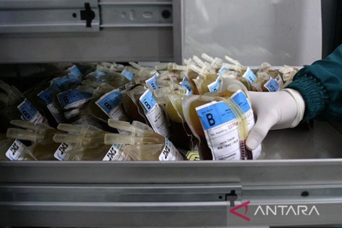 Puluhan kantong darah bertulis HIV berserakan di TPS