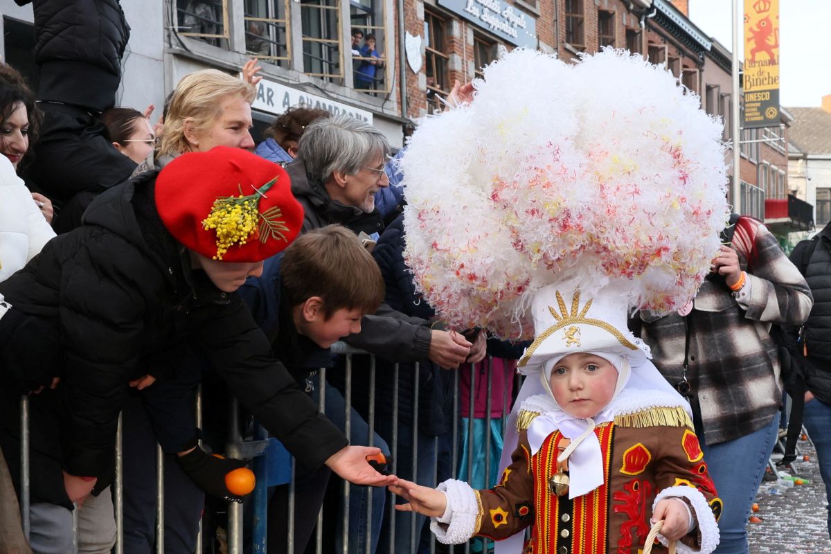 Semarak karnaval Belgia bertabur bulu burung unta