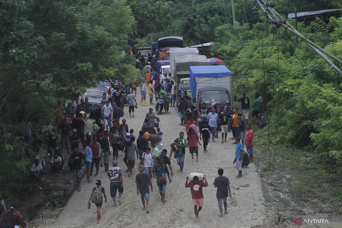 Polres Kupang terjunkan 80 personel urai kemacetan di titik longsor