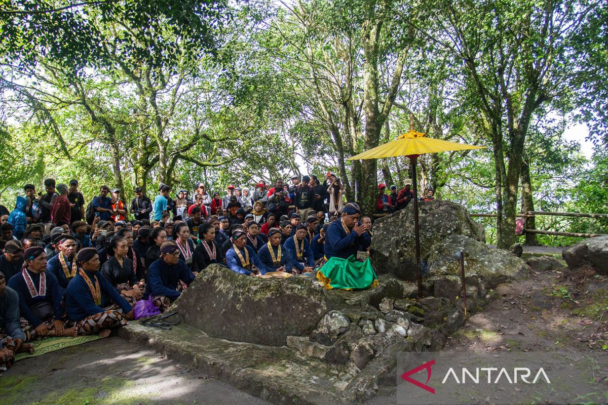Labuhan Merapi Abdi dalem Keraton Yogyakarta gelar upacara Labuhan Merapi - ANTARA News