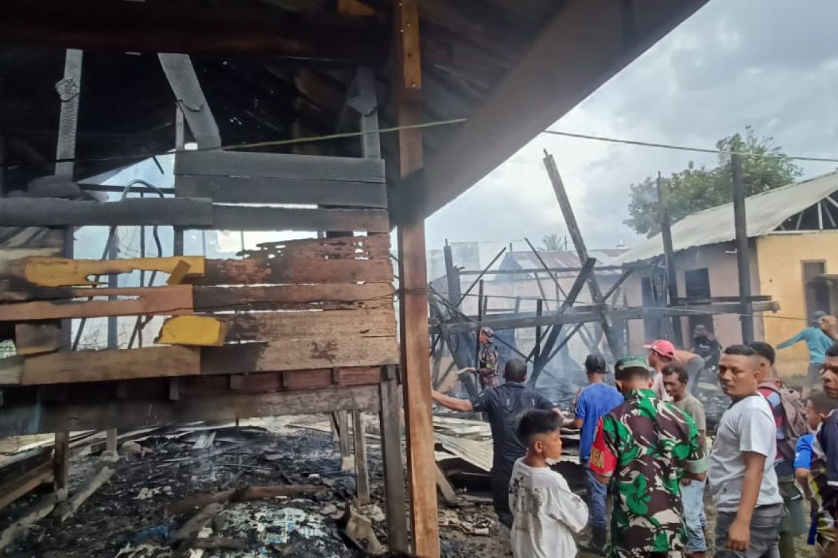 Dua unit rumah di Aceh Jaya terbakar, masyarakat padamkan api secara manual