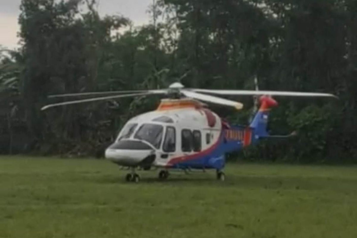 Cuaca buruk, helikopter Kapolda Jatim mendarat darurat di lapangan