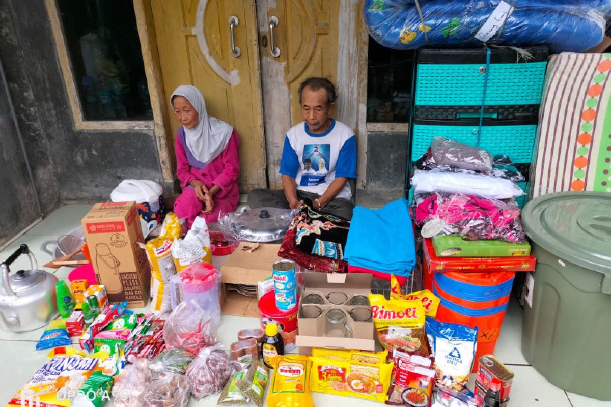 Kemensos beri bantuan usaha dan perbaikan rumah lansia nyaris roboh