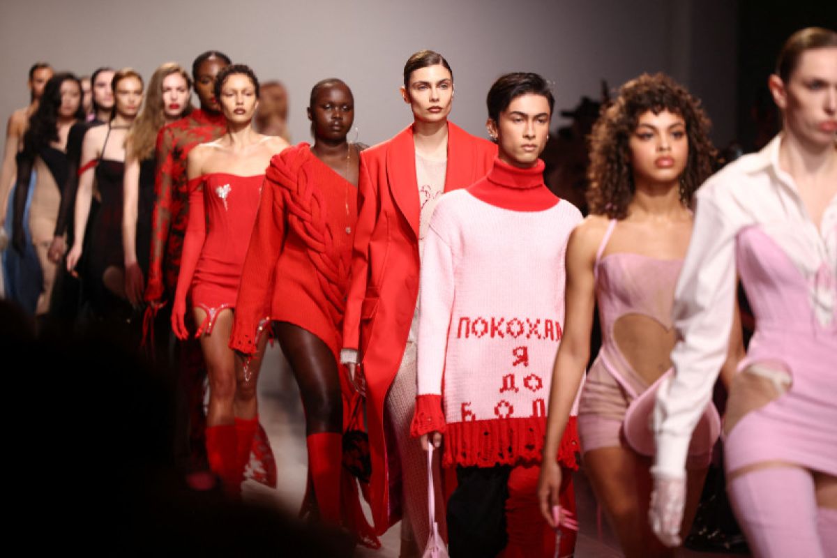 Desainer Ukraina tampilkan kegembiraan di London Fashion Week