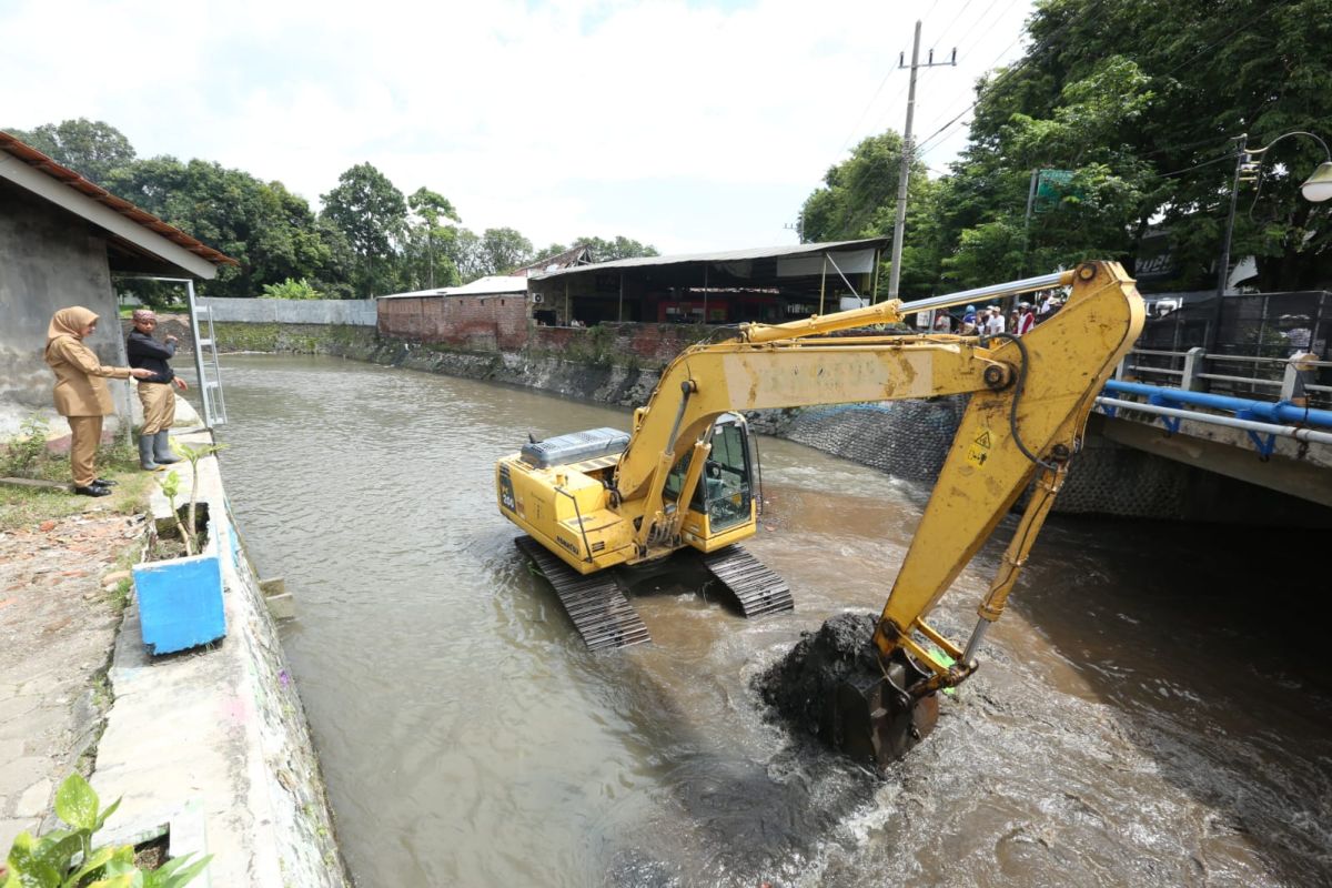 Banyuwangi kebut pengerukan sedimen sungai kurangi risiko banjir