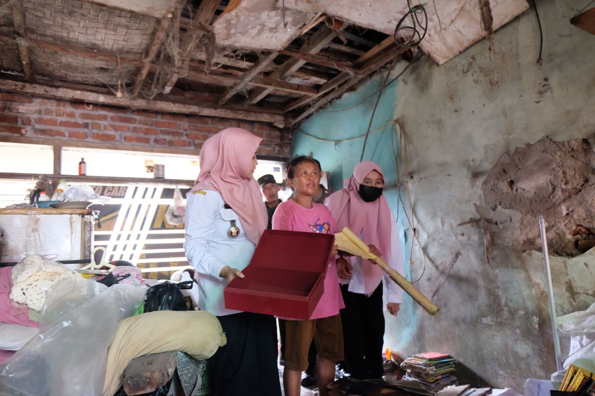 Pemkot Surabaya beri perhatian ke keluarga Yutriana yang timbun sampah warga