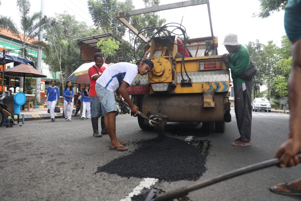 Jaga kenyamanan, DPUPR Kota Madiun tambal jalan berlubang