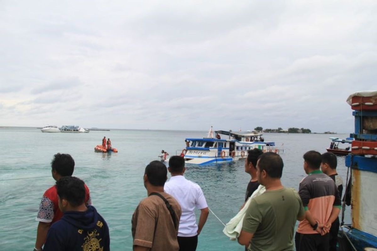 Petugas gabungan lakukan evakuasi kapal pembawa pangan di Kepulauan Seribu