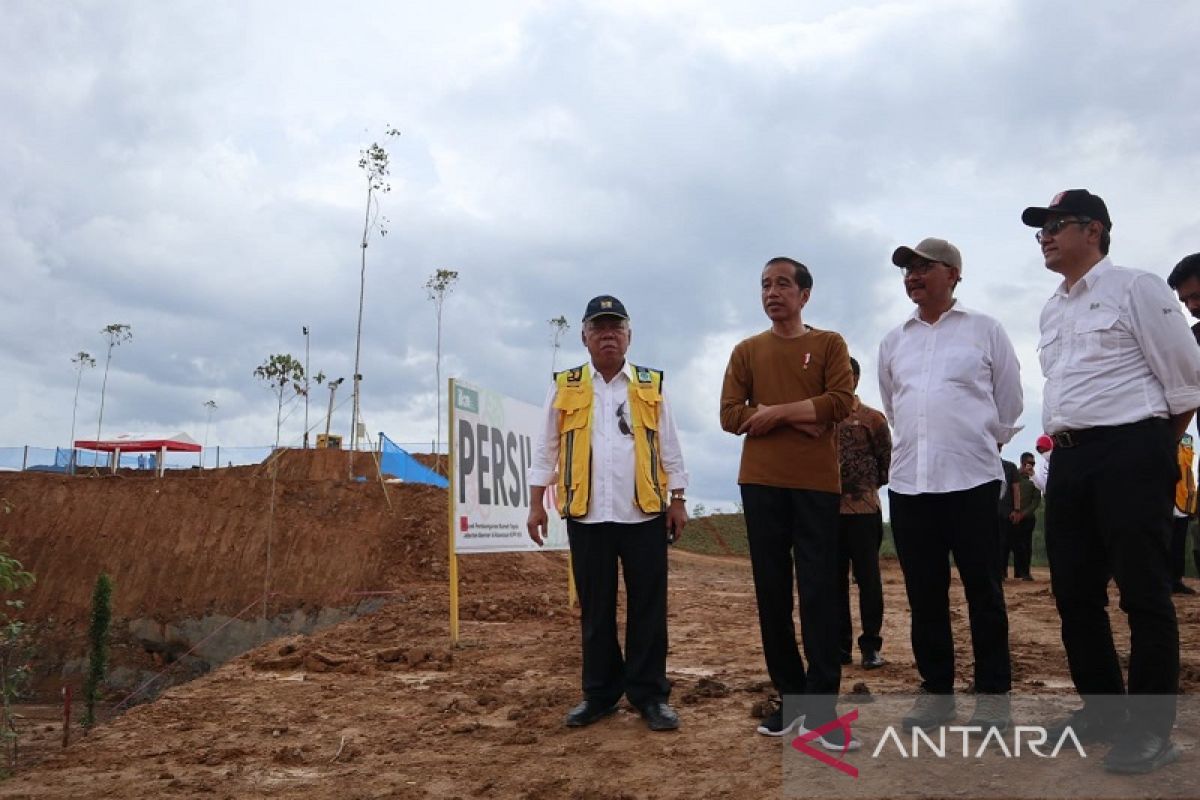 Presiden Jokowi tinjau pembangunan kawasan rumah menteri di IKN