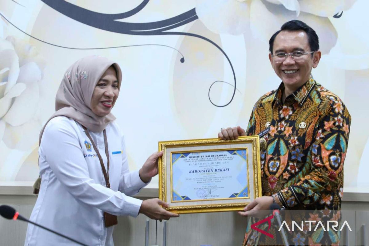 Pemkab Bekasi raih penghargaan pendistribusian dana desa terbaik 2022