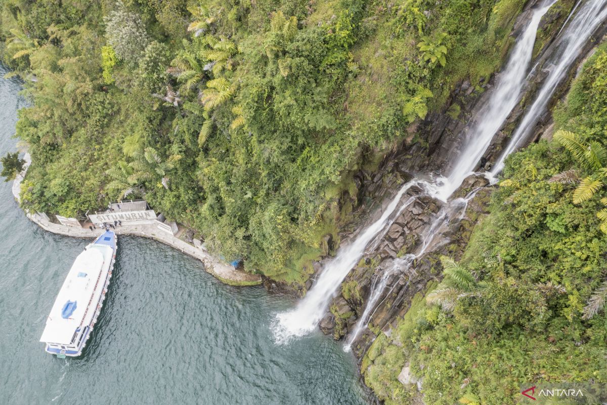 Daftar air terjun terindah di Pulau Jawa hingga Sumatera
