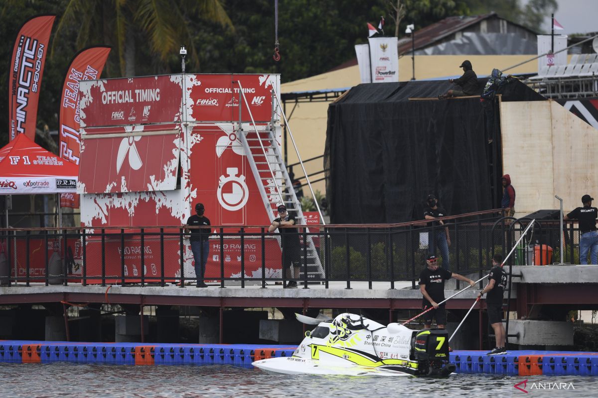 Pebalap F1 Powerboat antusias berlaga di Danau Toba