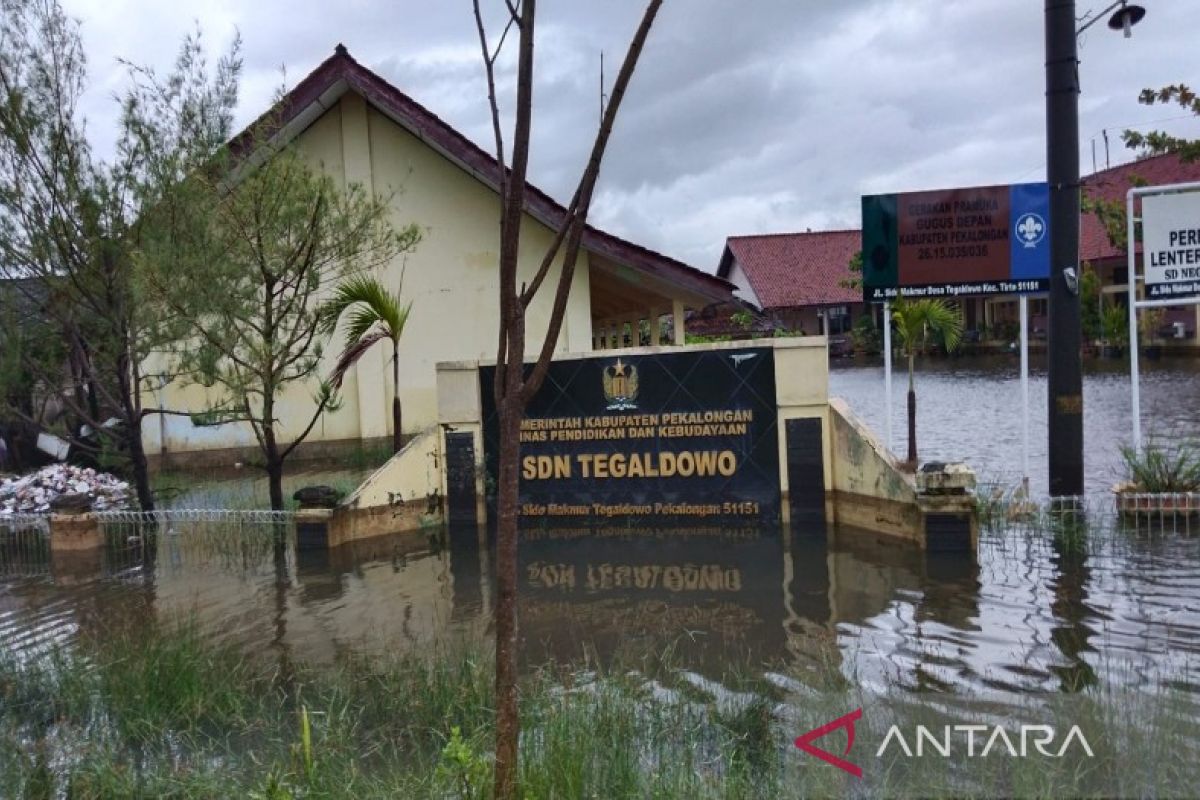 Pemkab Pekalongan liburkan 13 sekolah karena banjir