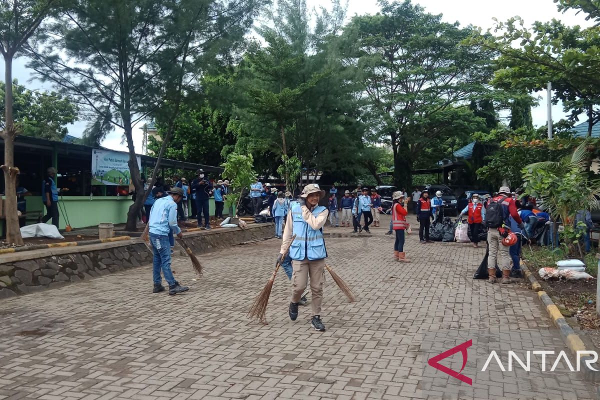 Hari Peduli Sampah, Ratusan Pekerja Bersihkan Sekitar PLTU Jawa 9&10