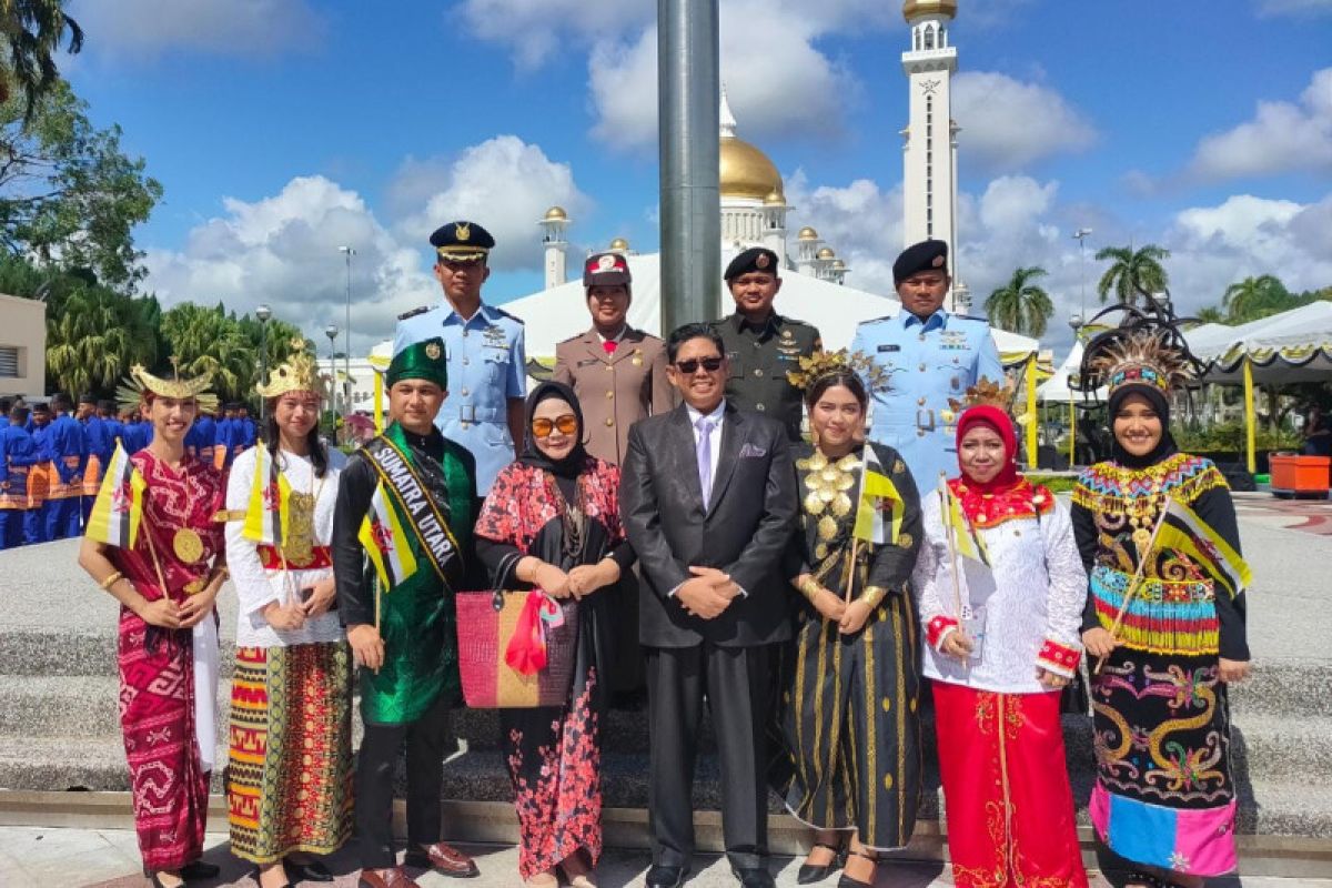 Parade baju adat Indonesia turut ramaikan Hari Kebangsaan ke-39 Brunei