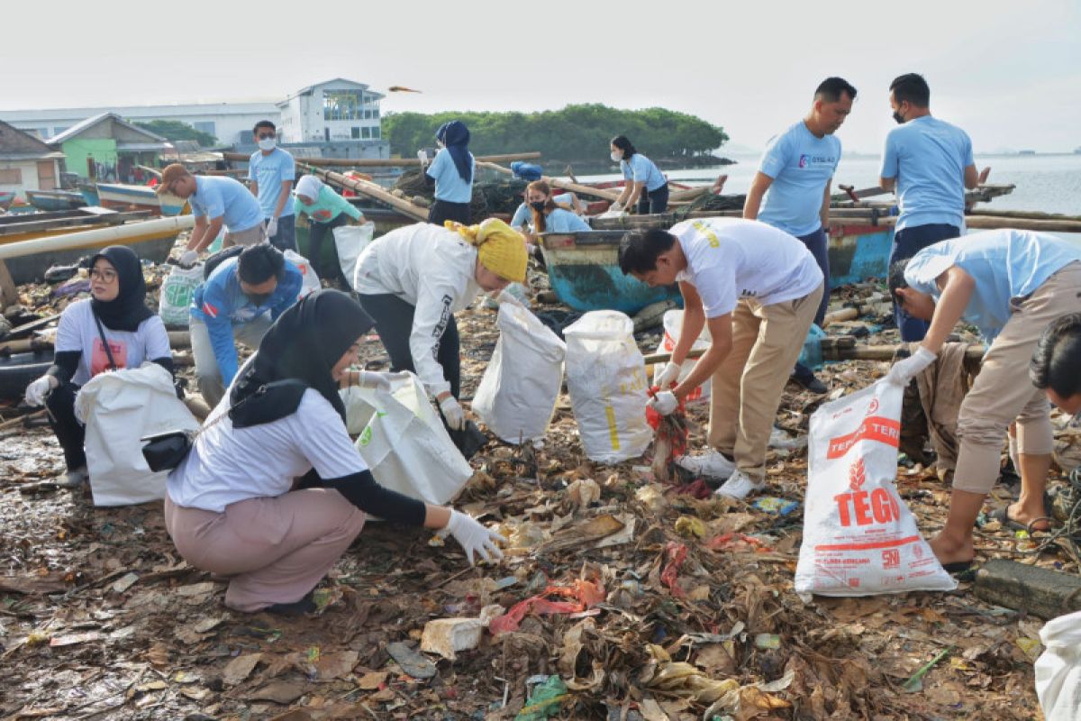 Lampung gelar aksi bersih pantai