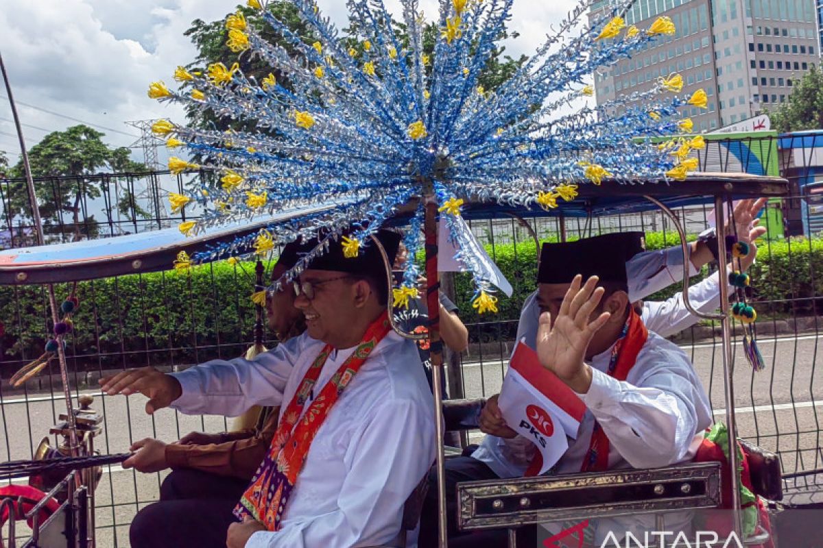 Anies  Baswedan tiba di DPP PKS naik delman