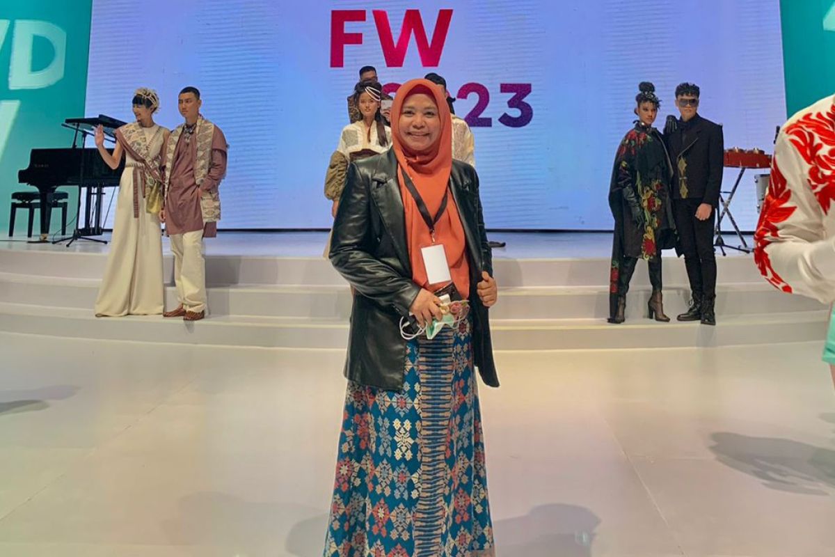 Dekranasda NTB mempromosikan busana tenun di Indonesian Fashion Week 2023