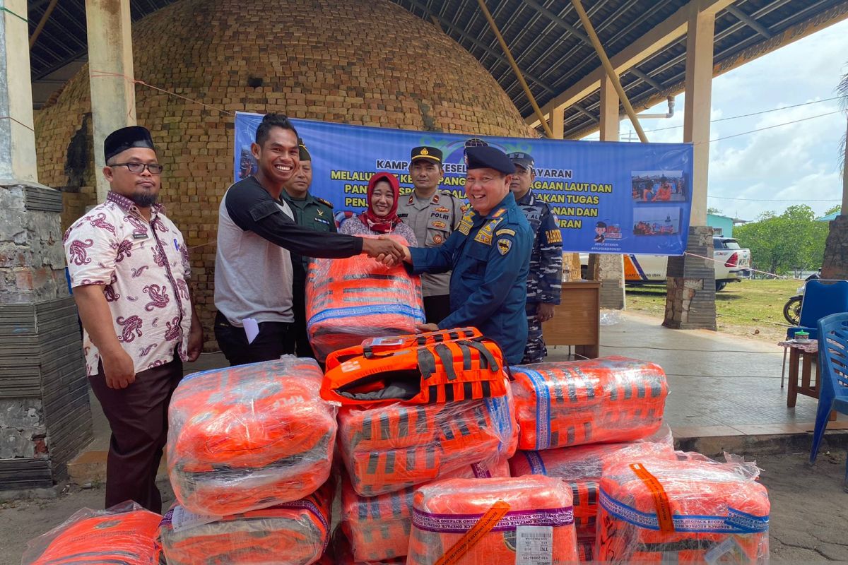 Pangkalan PLP Tanjung Uban bantu jaket keselamatan untuk nelayan suku laut