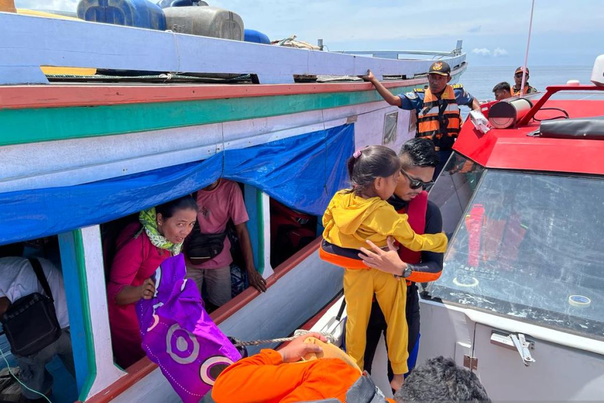 SAR evakuasi 44 penumpang KM Hanifa 02 di perairan Banggai Laut Sulteng