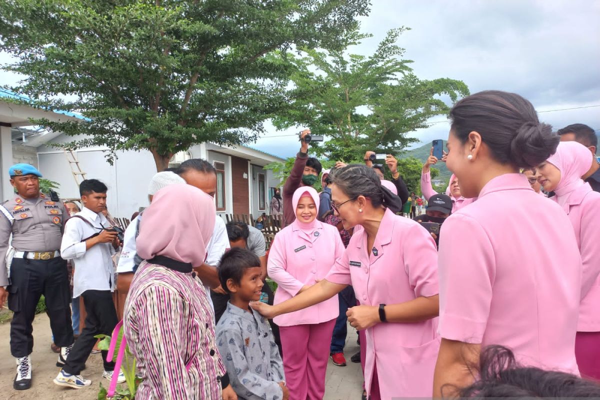 Yayasan Kemala Bhayangkari bagikan ribuan paket sembako di Sulteng