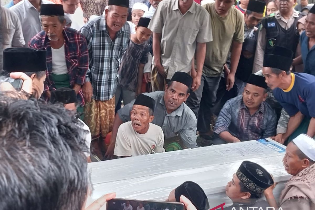 Ribuan pelayat antar pekerja migran korban gempa Turki ke pemakaman di Lombok