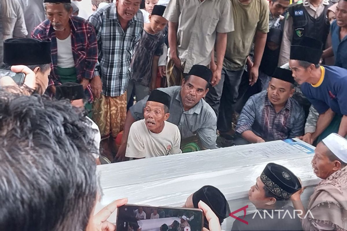 Ribuan pelayat antar korban gempa Turki ke pemakaman di Lombok