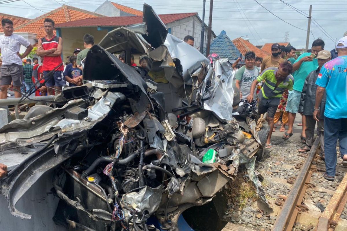 Dua penumpang Xenia meninggal tertabrak KA Agro Bromo di Semarang