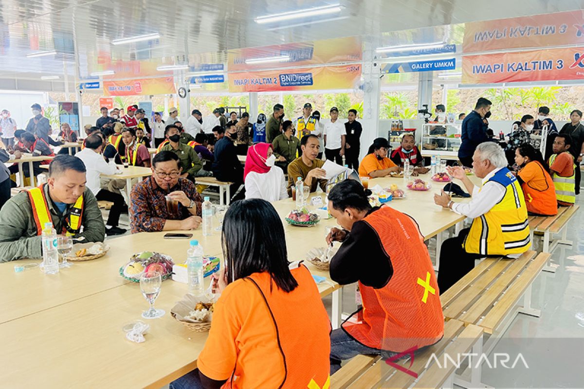 Presiden Jokowi makan siang dan beri sepeda untuk pekerja proyek IKN