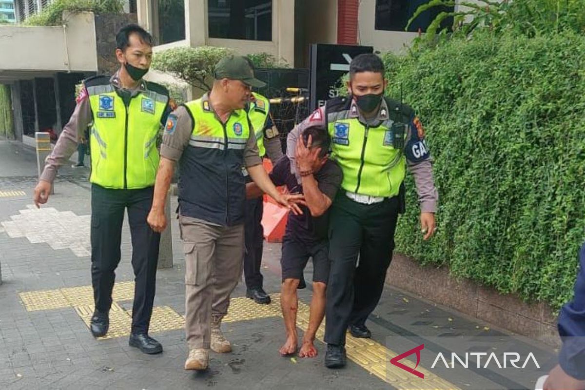 Satpol PP ditusuk gunting oleh pedagang kopi keliling di Bundaran HI