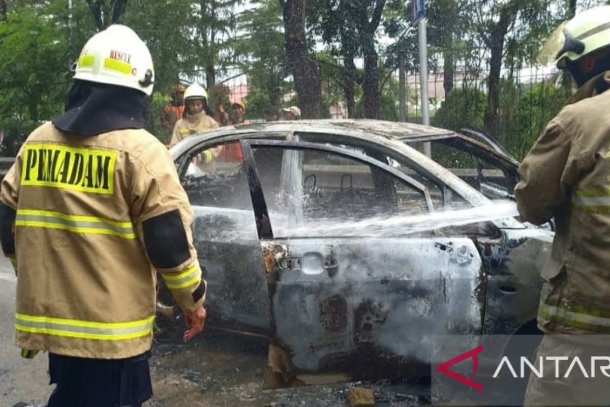 Sebuah mobil hangus terbakar