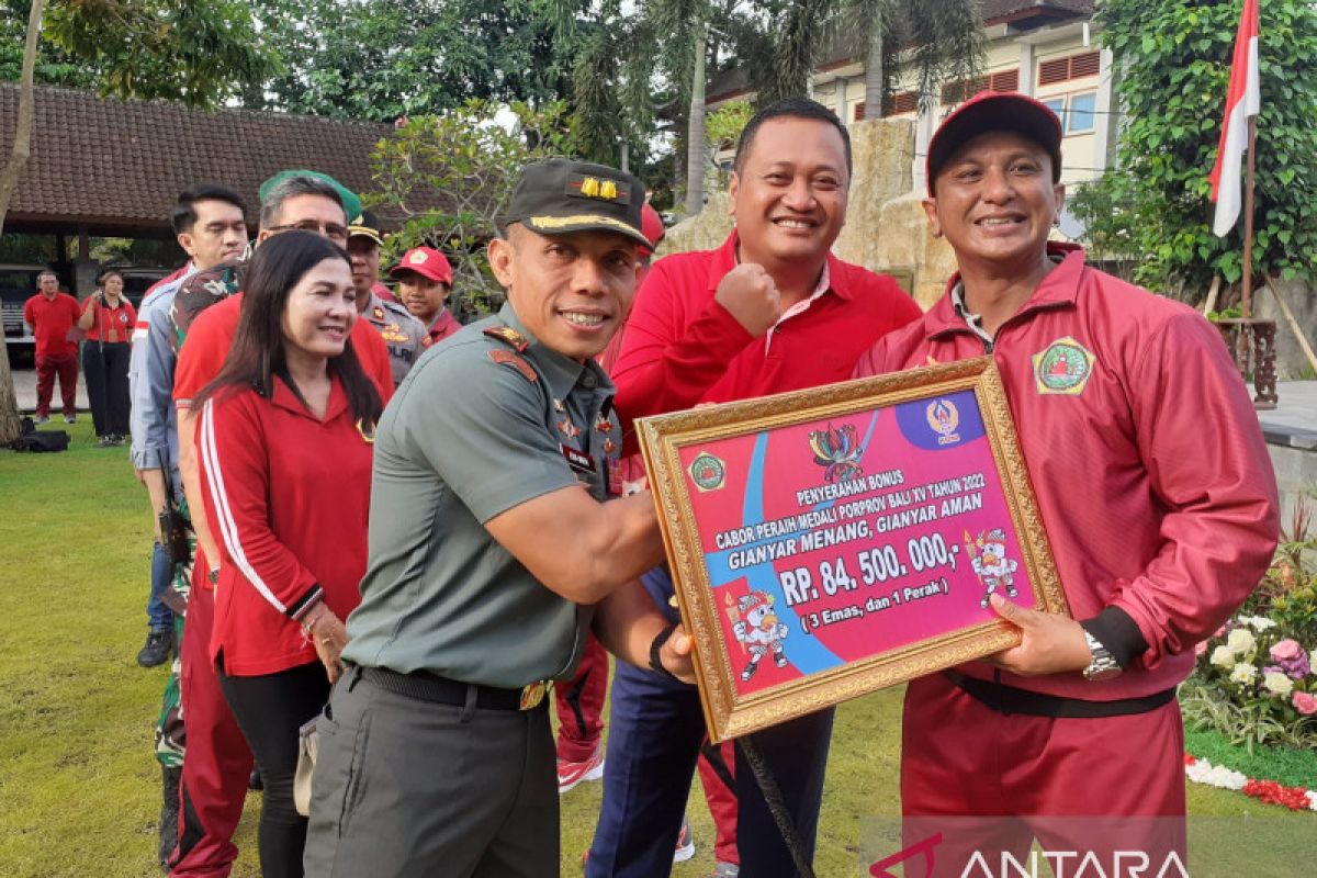 Bupati Gianyar berikan bonus ke atlet berupa uang dan lapangan kerja